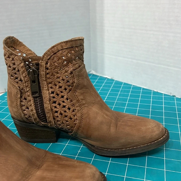 Circle G by Coral Distressed Tan Cutout Shortie Boot - Picture 5 of 12